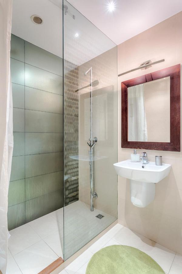 Tyzenhauz Apartments Krowoderska Street Краков Экстерьер фото