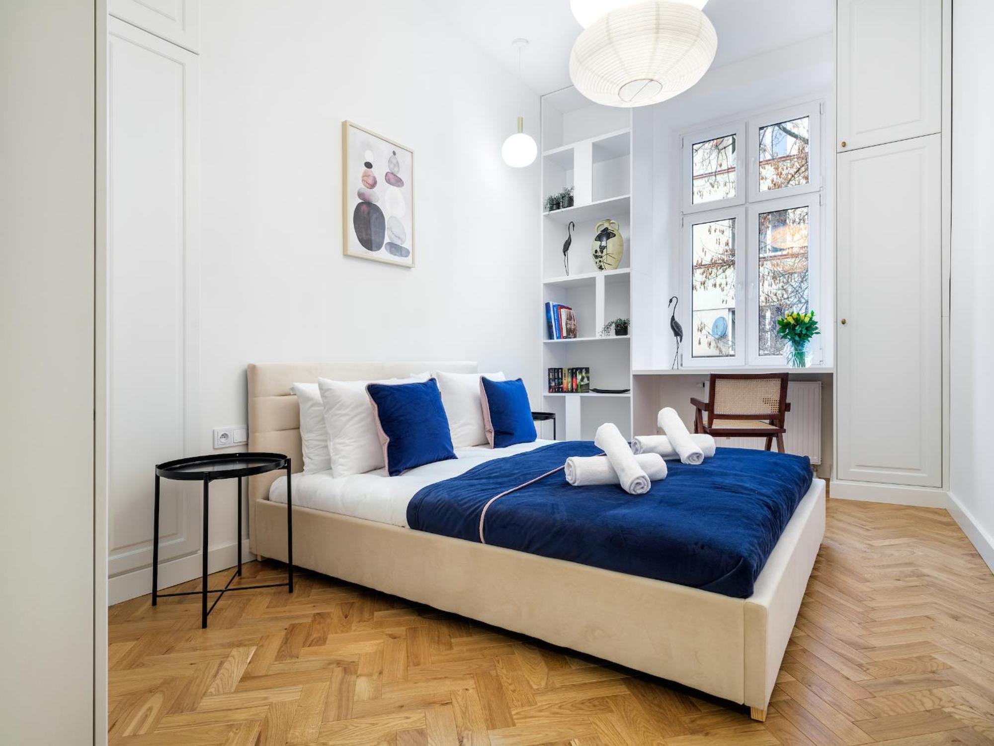 Tyzenhauz Apartments Krowoderska Street Краков Экстерьер фото